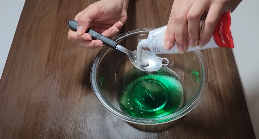 Homemade trick to clean dirty and greasy kitchen cabinets in one go