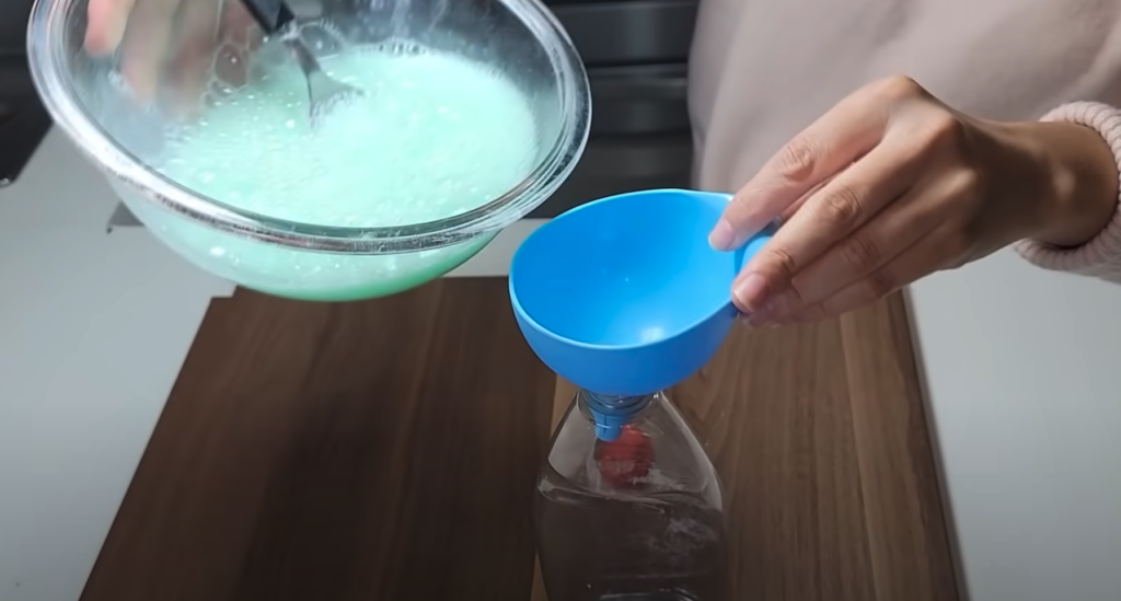 Homemade trick to clean dirty and greasy kitchen cabinets in one go